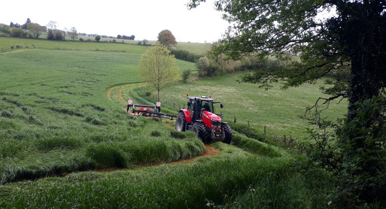 Tracteur avec faucheuse